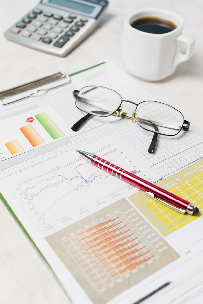 Bureau avec graphiques financiers et café